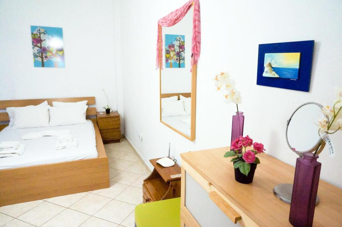 Cozy Budget Apartments In The Heart Of Fira Exterior foto